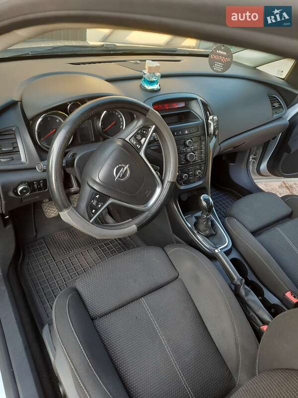 Универсал Opel Astra 2012 в Ратным
