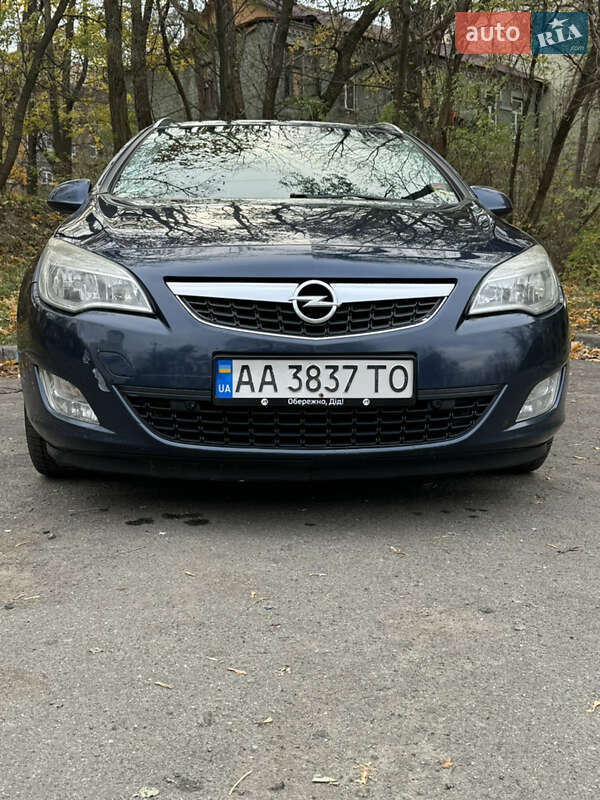 Універсал Opel Astra 2011 в Києві