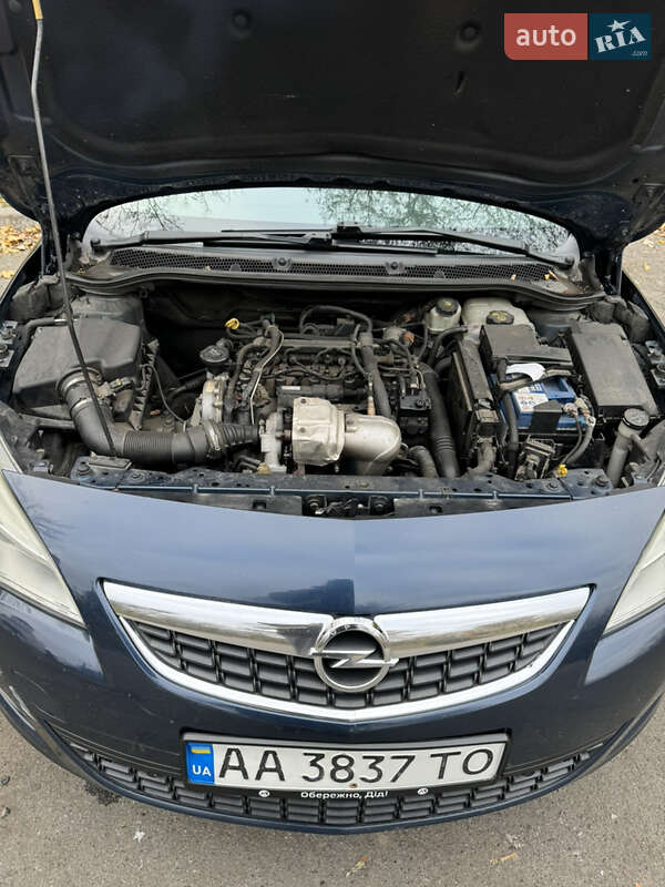 Універсал Opel Astra 2011 в Києві