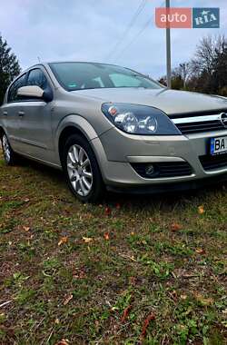 Хэтчбек Opel Astra 2005 в Новоукраинке