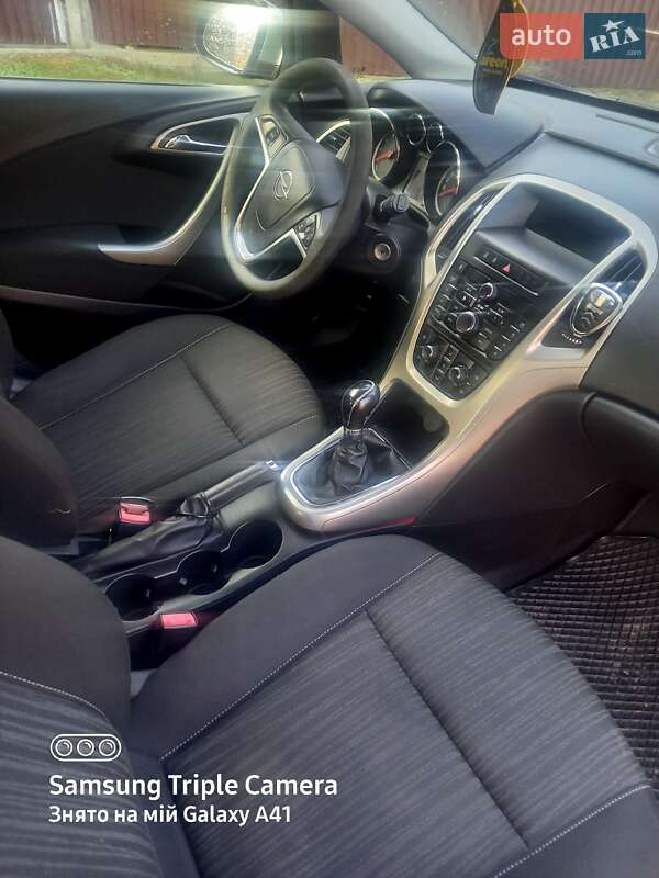 Хэтчбек Opel Astra 2011 в Снятине