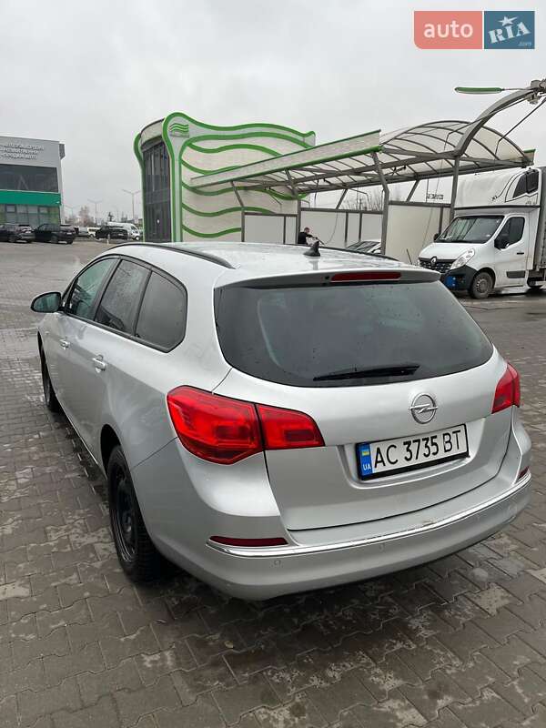 Универсал Opel Astra 2012 в Нововолынске