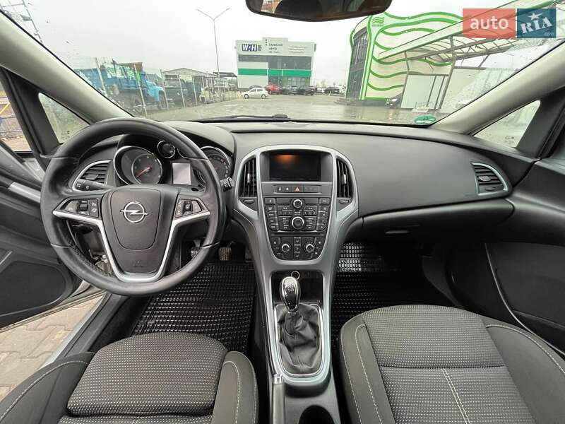 Универсал Opel Astra 2012 в Нововолынске