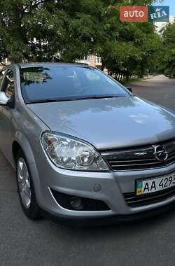 Седан Opel Astra 2012 в Полтаве