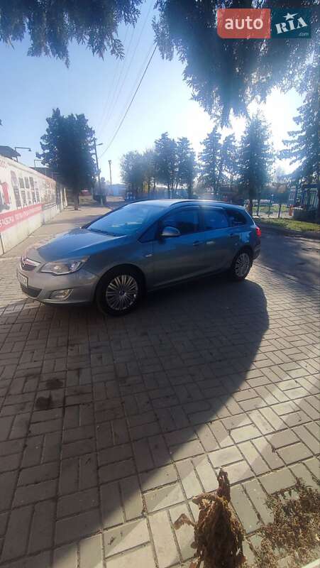 Універсал Opel Astra 2010 в Черкасах