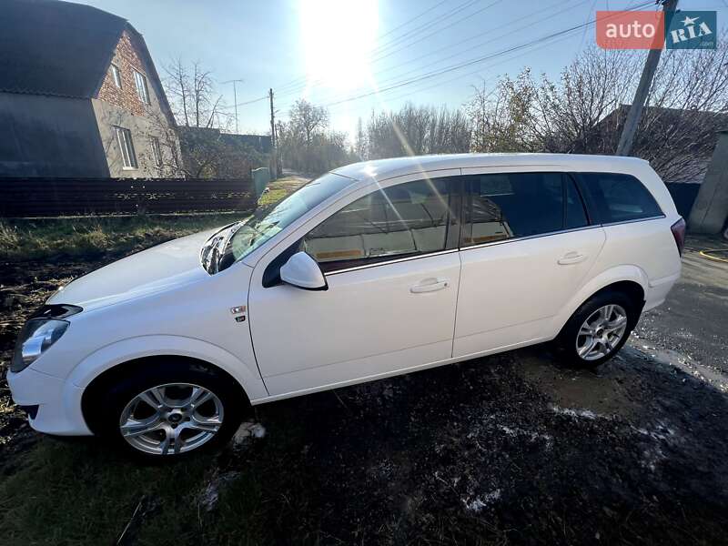 Универсал Opel Astra 2010 в Кривом Озере