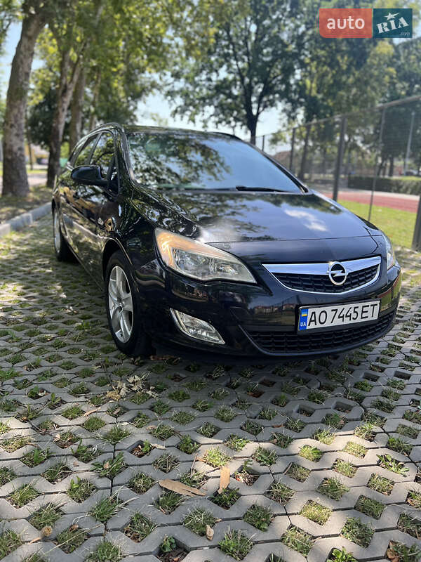 Универсал Opel Astra 2012 в Мукачево