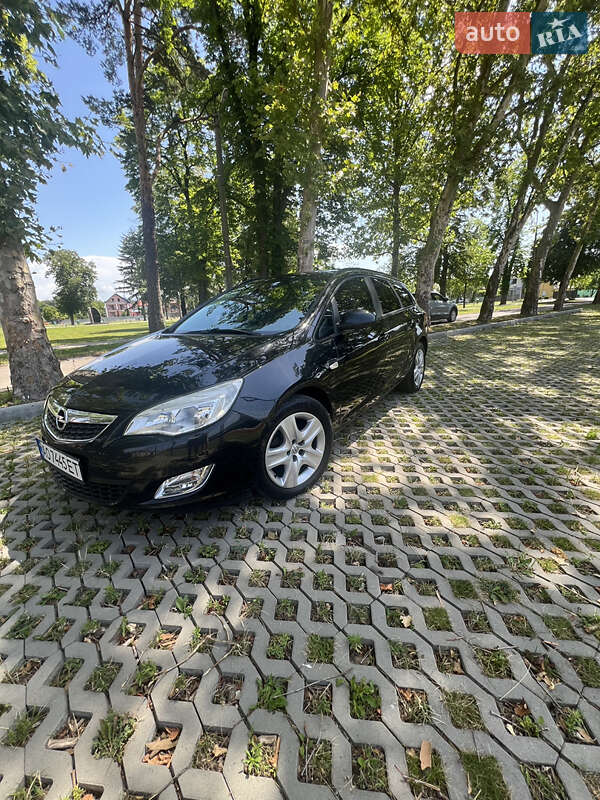 Универсал Opel Astra 2012 в Мукачево