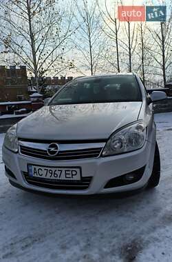 Універсал Opel Astra 2010 в Рівному