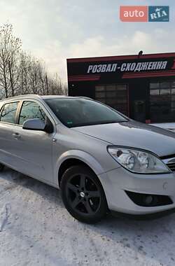 Універсал Opel Astra 2010 в Рівному