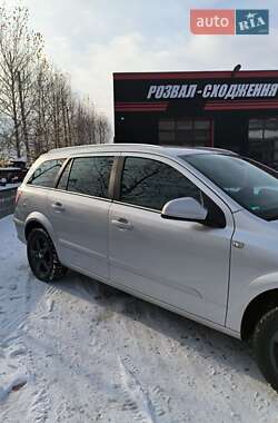 Універсал Opel Astra 2010 в Рівному