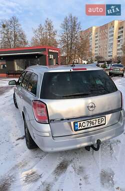 Універсал Opel Astra 2010 в Рівному