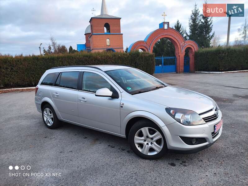 Універсал Opel Astra 2010 в Зміїві