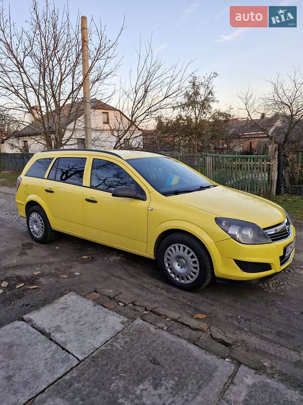 Універсал Opel Astra 2010 в Нововолинську
