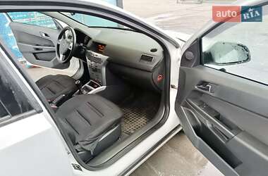 Седан Opel Astra 2012 в Павлограді