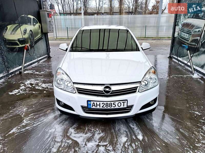 Седан Opel Astra 2012 в Павлограді