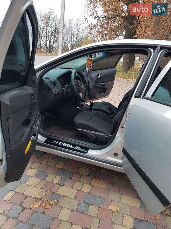 Хэтчбек Opel Astra 2006 в Боровой