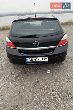 Хэтчбек Opel Astra 2005 в 