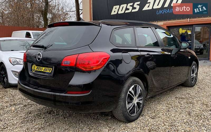 Універсал Opel Astra 2011 в Коломиї