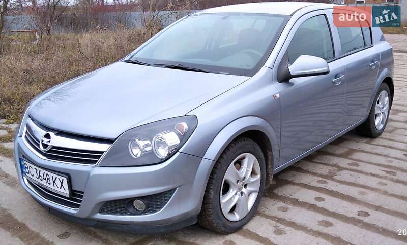 Хэтчбек Opel Astra 2011 в Львове