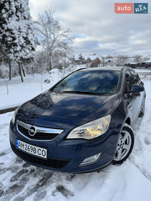 Універсал Opel Astra 2012 в Житомирі