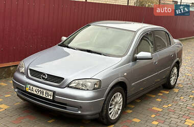 Седан Opel Astra 2006 в Новом Буге