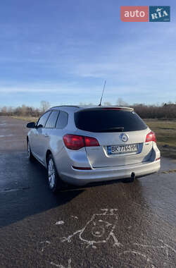 Універсал Opel Astra 2011 в Сарнах