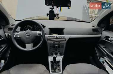 Хэтчбек Opel Astra 2012 в 