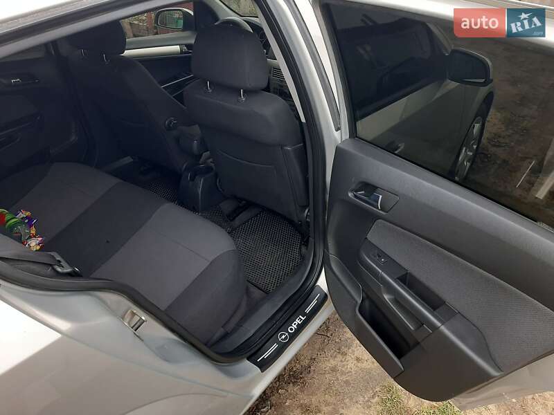 Хэтчбек Opel Astra 2008 в Доманевке