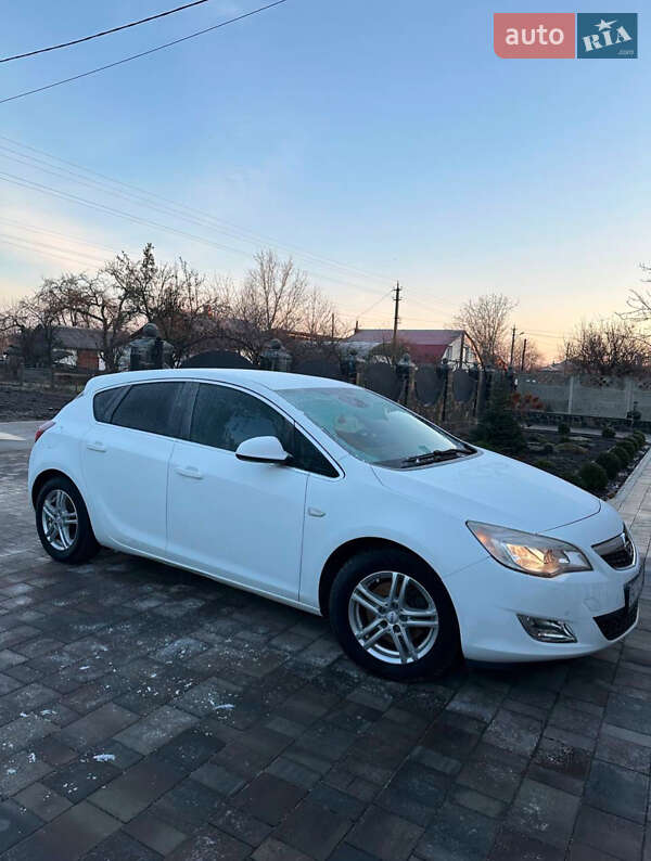 Хетчбек Opel Astra 2011 в 