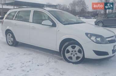 Универсал Opel Astra 2011 в Хороле