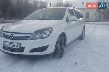 Универсал Opel Astra 2011 в Хороле