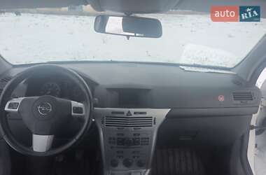 Универсал Opel Astra 2011 в Хороле