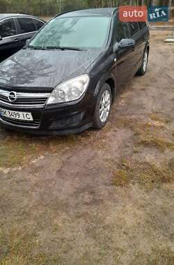 Универсал Opel Astra 2008 в Познани