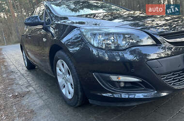 Седан Opel Astra 2014 в Львові