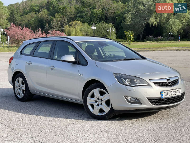 Универсал Opel Astra 2011 в 