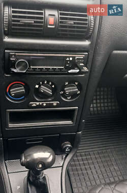Хэтчбек Opel Astra 2000 в 