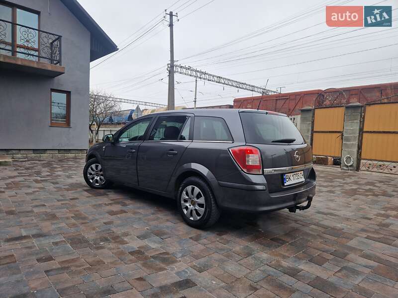 Универсал Opel Astra 2010 в Здолбунове
