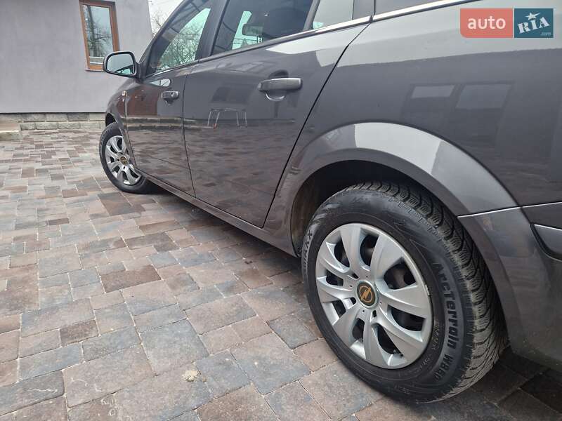Универсал Opel Astra 2010 в Здолбунове