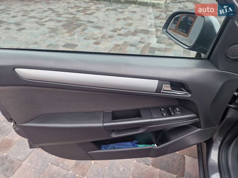 Универсал Opel Astra 2010 в Здолбунове