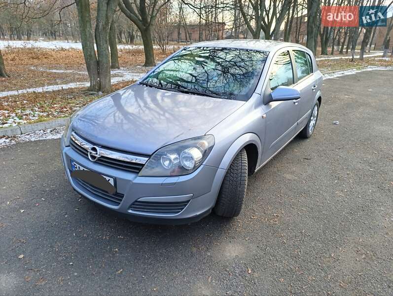 Хэтчбек Opel Astra 2004 в 