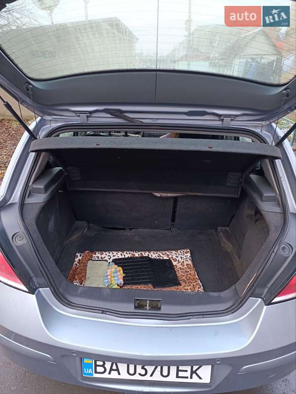 Хэтчбек Opel Astra 2004 в Гайвороне
