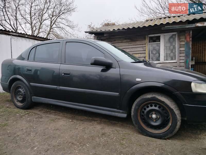 Седан Opel Astra 2006 в Еланце