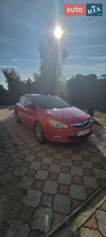 Хэтчбек Opel Astra 2010 в 