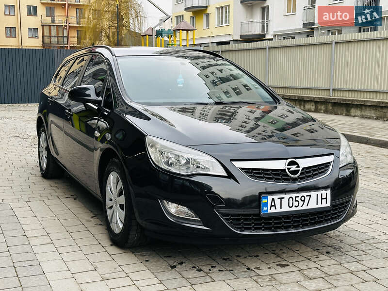 Універсал Opel Astra 2012 в Івано-Франківську