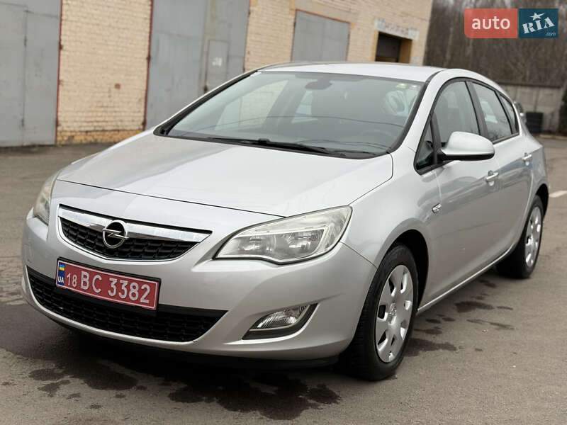 Хетчбек Opel Astra 2011 в Рівному