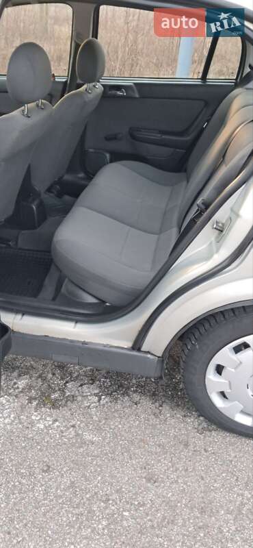 Седан Opel Astra 2007 в Ромнах