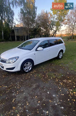 Універсал Opel Astra 2010 в Тернополі