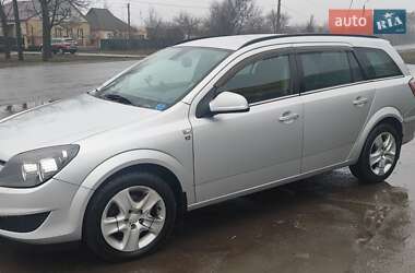 Універсал Opel Astra 2010 в Охтирці