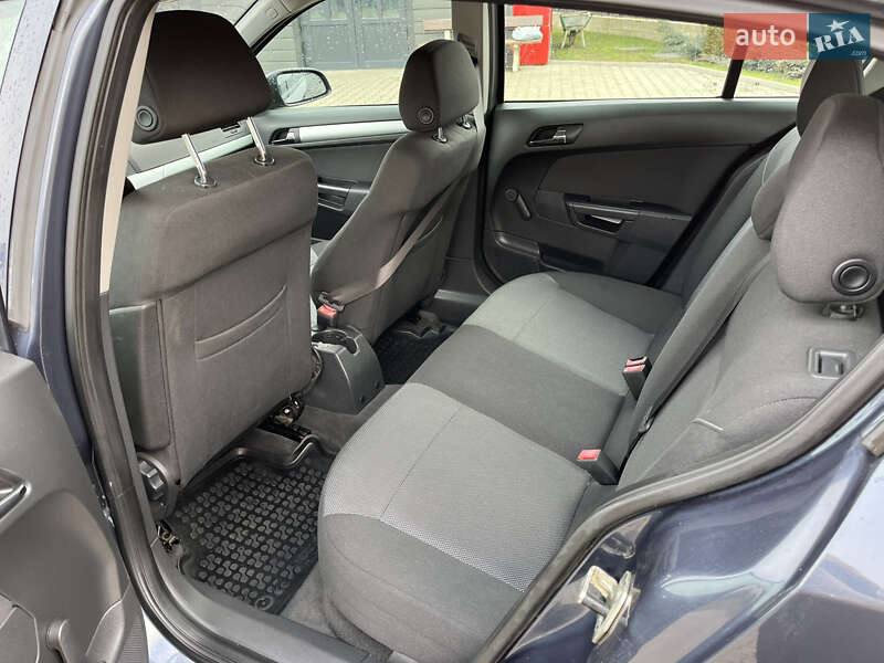 Хэтчбек Opel Astra 2009 в Новоселице